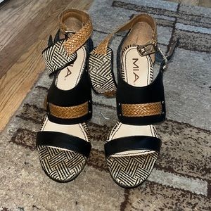 MIA WEDGES LIKE BRAND NEW